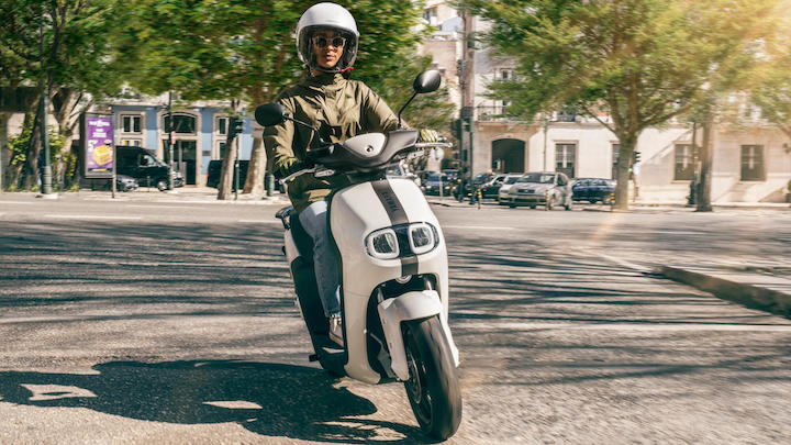 Yamaha NEO: An electric scooter w/ removable battery