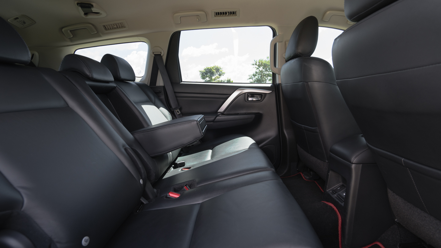 2022 Mitsubishi Montero Sport Black Series Ralli Art Interior Passenger Second Row
