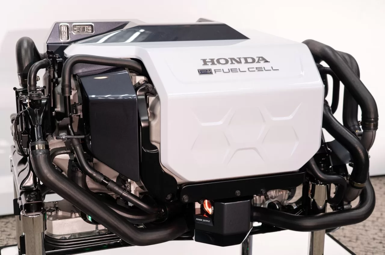 Honda Hydrogen Clarity Fuel Cell Inline 01 Min