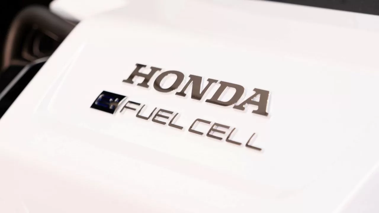 Honda Hydrogen Clarity Fuel Cell Inline 03 Min