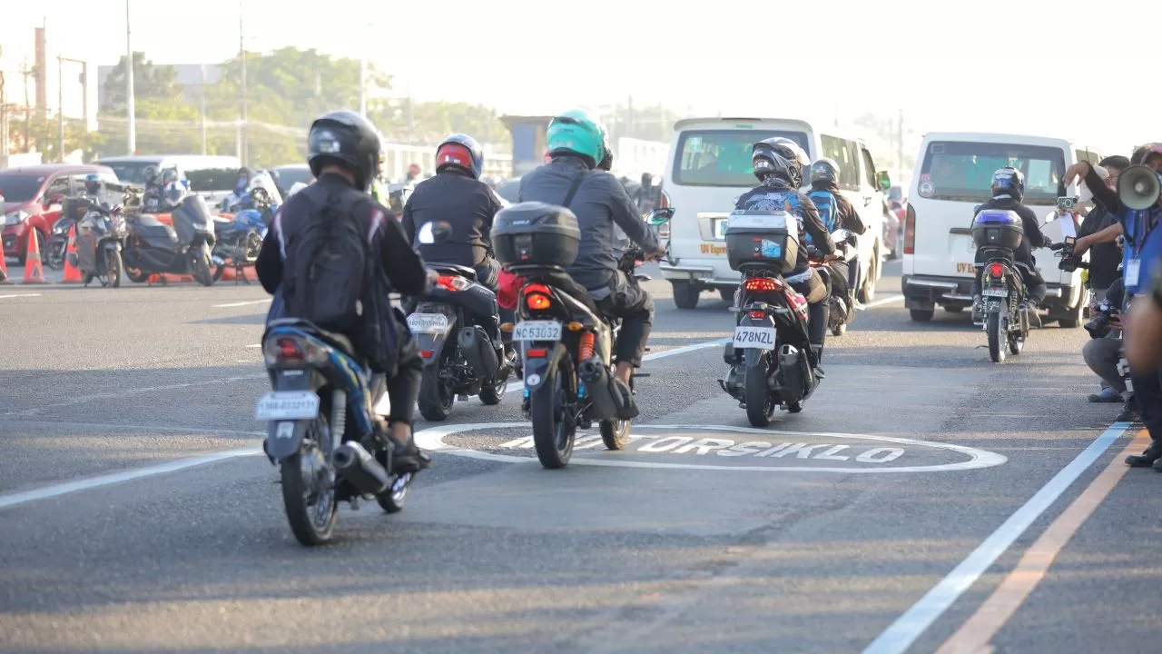 MMDA: Strict implementation of Commonwealth Motorcycle Lane begins today March 27