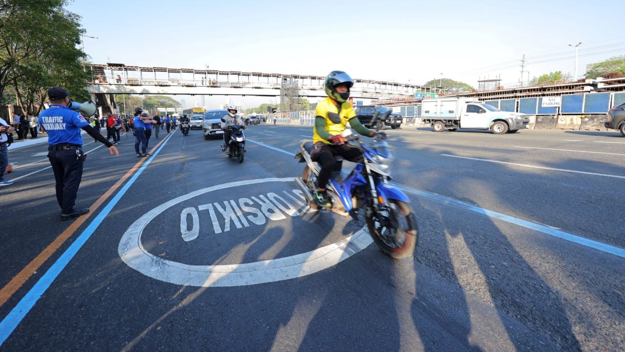 MMDA: Dry Run For Commonwealth Exclusive Motorcycle Lane Begins Today ...