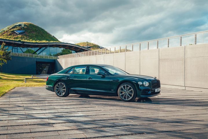 Bentley Flying Spur Hybrid 1.jpg