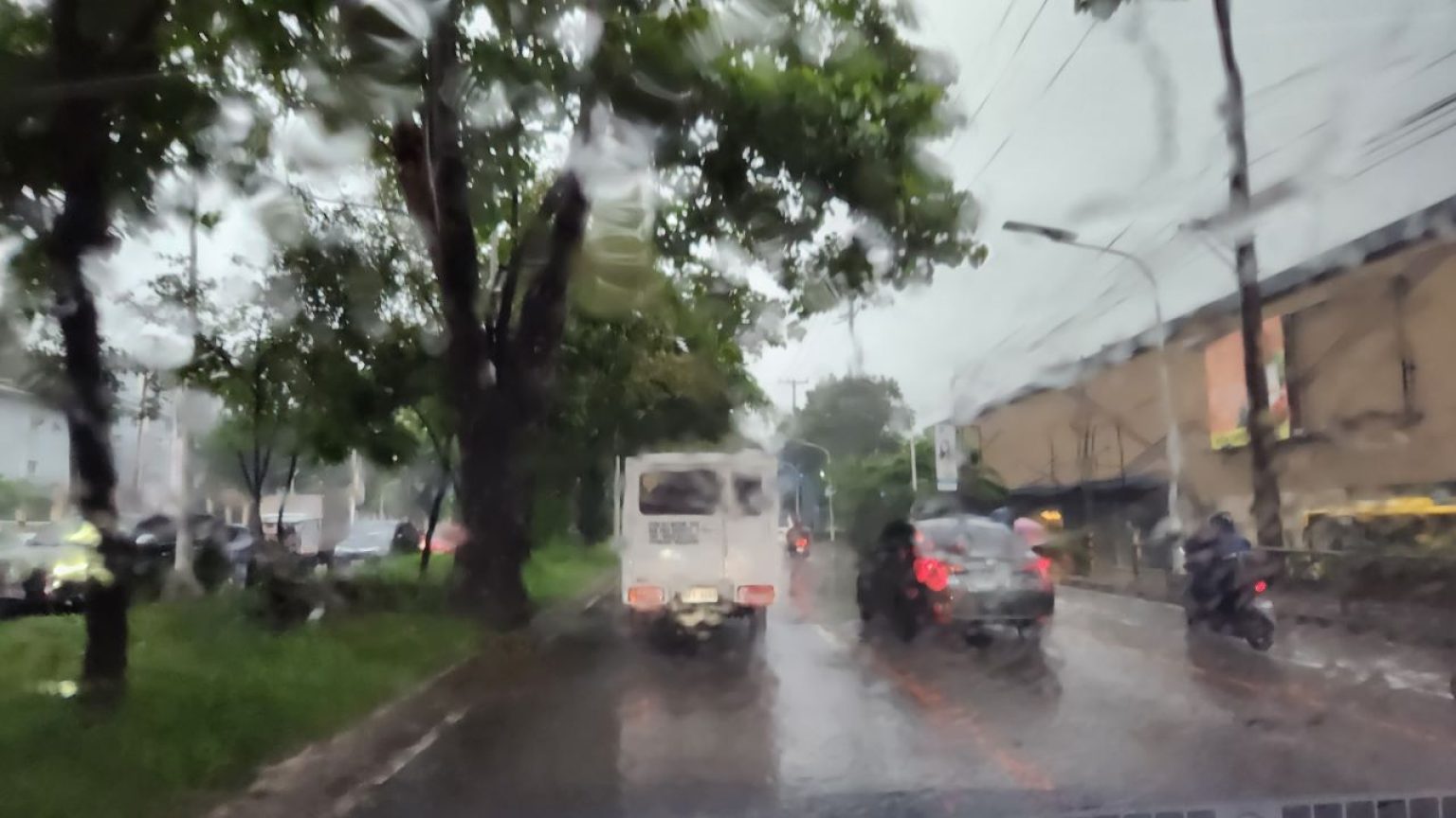 A List Of 8 Simple Safety Tips To Help You Drive In Rain • YugaAuto ...