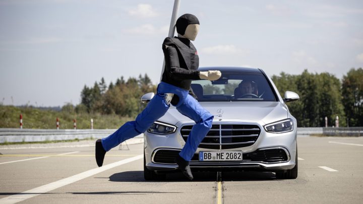 Aktiver Beitrag Für Mehr Verkehrssicherheit: Mercedes Benz Hat Mehr Als 10 Millionen Fahrzeuge Mit Dem Aktiven Bremsassistent Mit Fußgängererkennung Ausgestattet. Active Contribution To Greater Road Safety: Mercedes Benz Has Equipped More Than 10 Milli