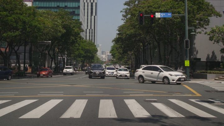 Road Markings Driver Education 5th Avenue Bgc Counterflow Main 00 Min