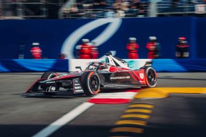 Porsche extends commitment to Formula E race series