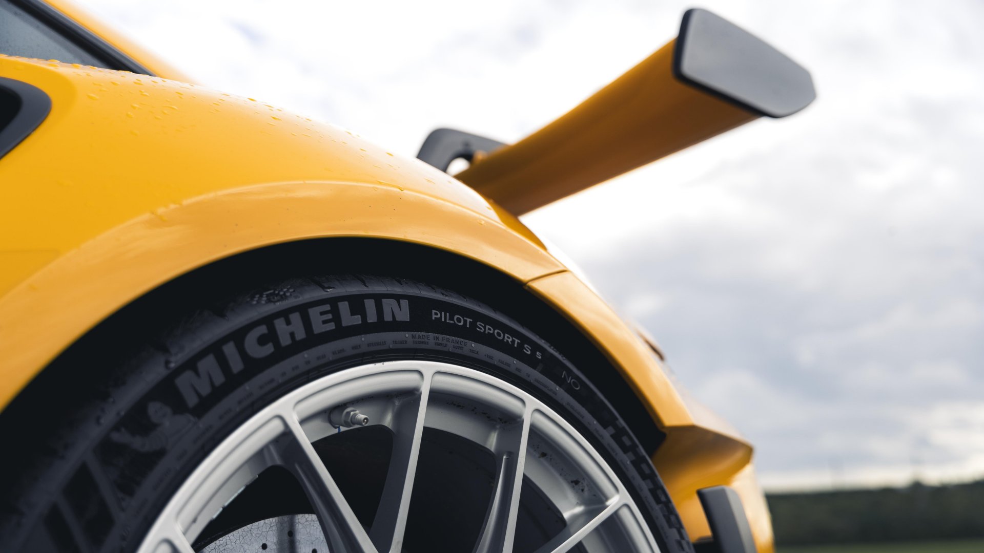 Porsche and Michelin develop Pilot Sport S 5 tires for wet conditions