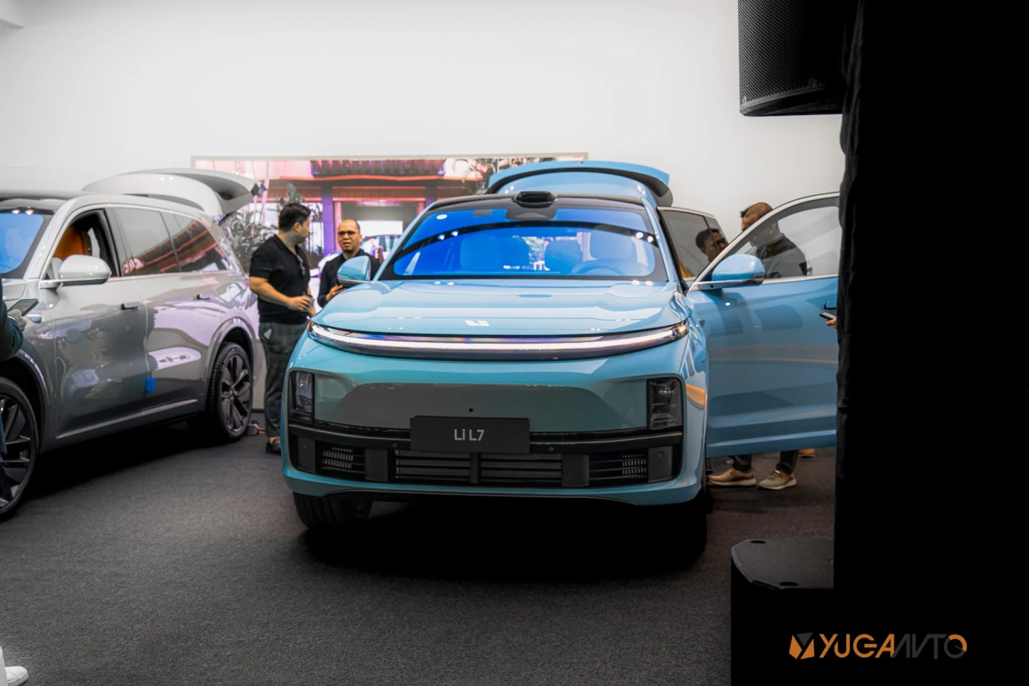 Li Auto opens first showroom in the Philippines, launches Li MEGA MPV ...
