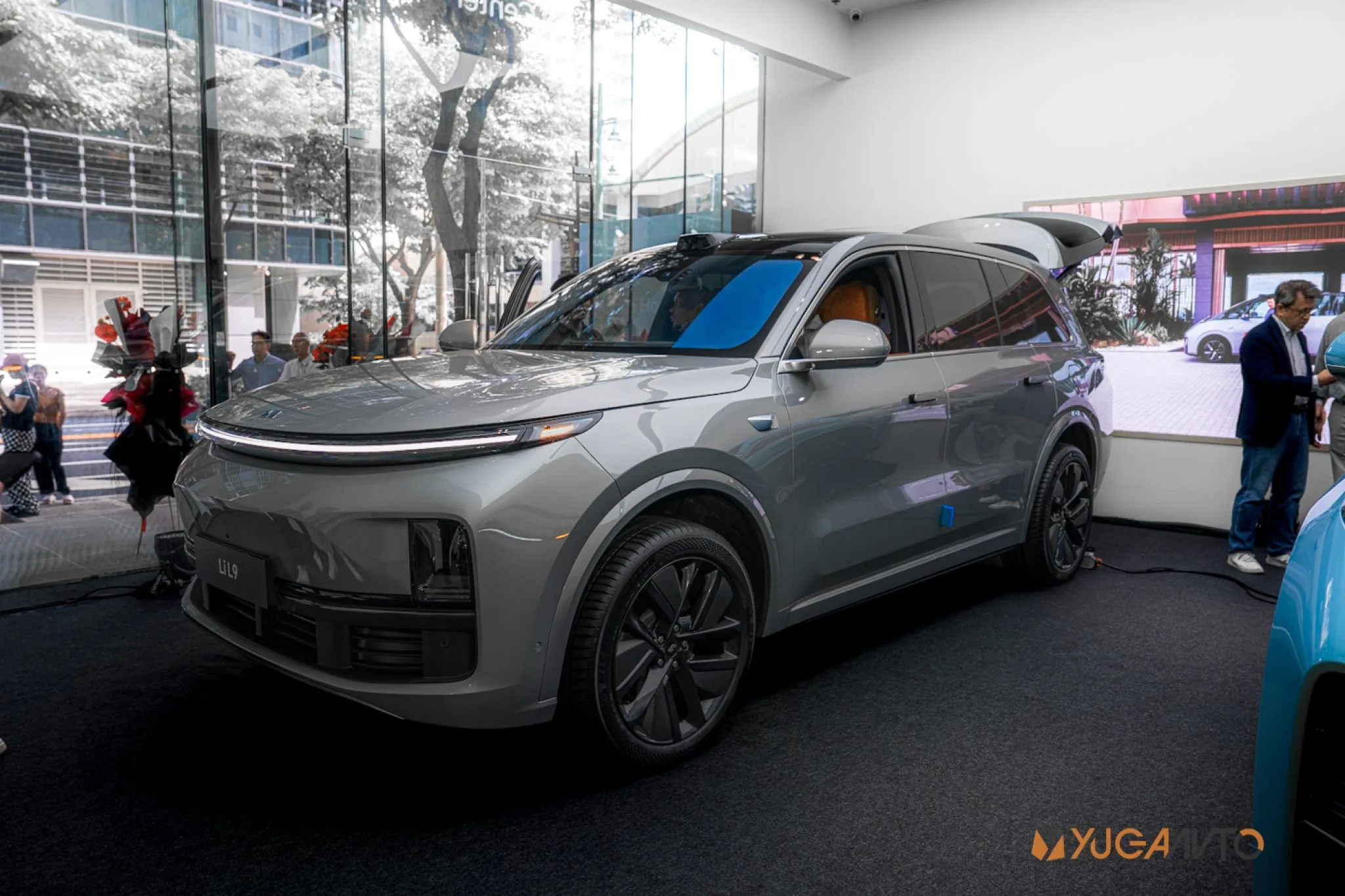 Li Auto opens first showroom in the Philippines, launches Li MEGA MPV ...