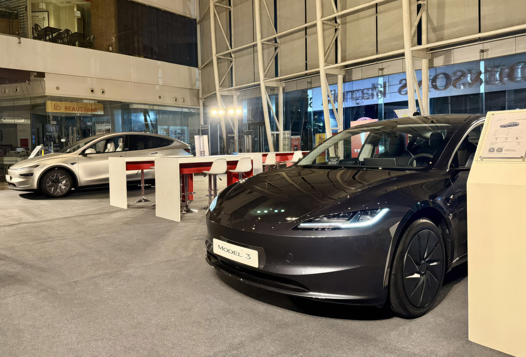 Tesla Display and Test-drive Robinsons Magnolia