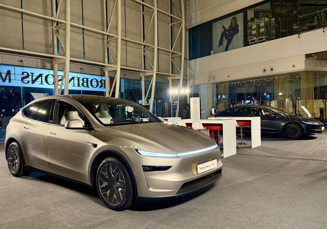 Tesla Display and Test-drive Robinsons Magnolia
