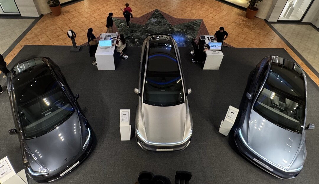 Tesla Display Rockwell